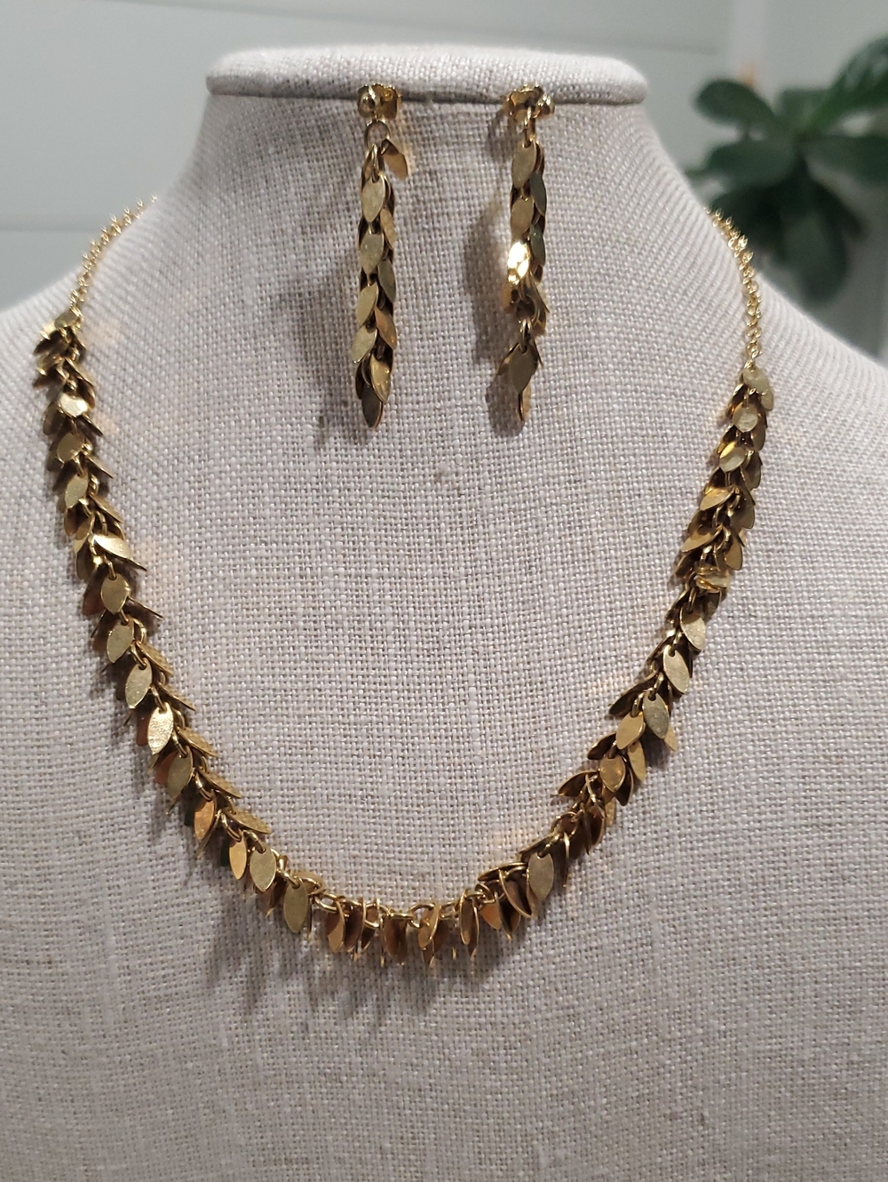 Avon Gold Leaf Drop Necklace and Earrings Set